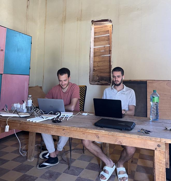 Aitor y Roger trabajando en OpenWISP