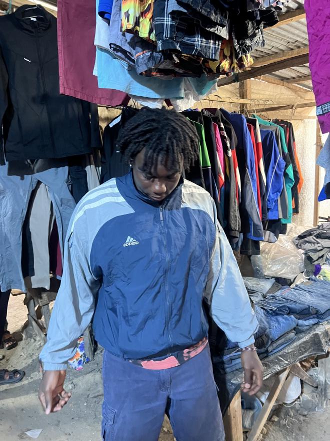Salif mostrando las adquisiciones en el fukijai