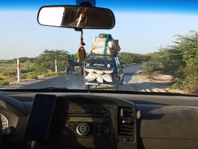 Coche con maletero abierto y hasta arriba de sacos