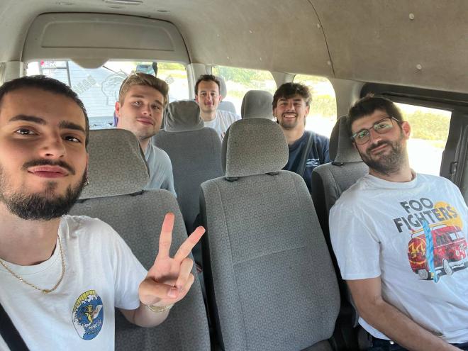 El equipo de vuelta en el taxi